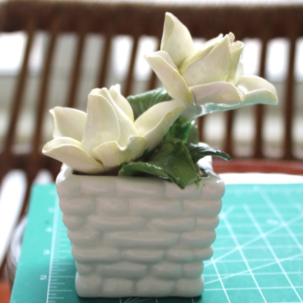 Radnor Bone China Figurine White Flowers‎ Green Leaves Basket Staffordshire - Picture 3 of 14